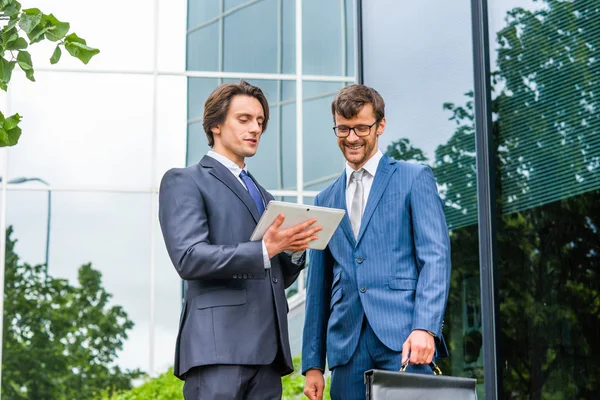 Selbstbewusste Geschäftsleute Unterhalten Sich Vor Modernen Bürogebäuden Geschäftsmann Und Sein — Stockfoto