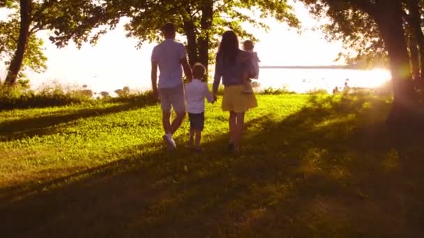 Mutlu Bir Aile Denize Yakın Yürüyor Kırsal Kesimdeki Tarla Ağaçlar — Stok video
