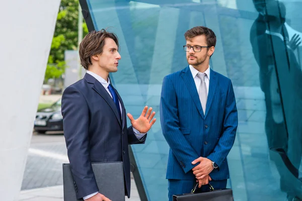 Hombres Negocios Confiados Hablando Frente Moderno Edificio Oficinas Empresario Colega — Foto de Stock