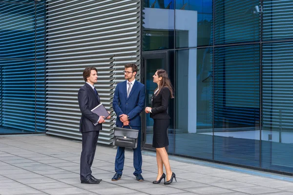 Selbstbewusste Geschäftsleute Unterhalten Sich Vor Modernen Bürogebäuden Geschäftsleute Und Geschäftsfrau — Stockfoto