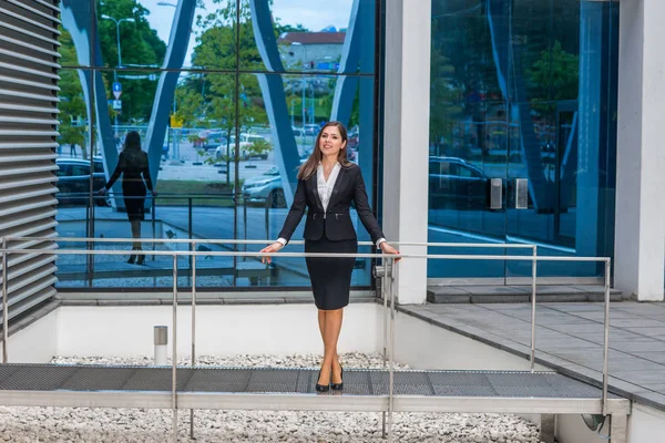 Pewna Bizneswoman Przed Nowoczesnym Biurowym Budynkiem Biznes Bankowość Korporacja Koncepcja — Zdjęcie stockowe