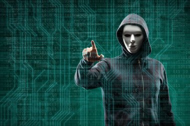 İkili kod ile dijital arka plan üzerinde tehlikeli hacker. Gizlenmiş karanlık yüz maskesi ve hood. Veri hırsız, internet saldırı, darknet dolandırıcılık, sanal gerçeklik ve siber güvenlik kavramı.