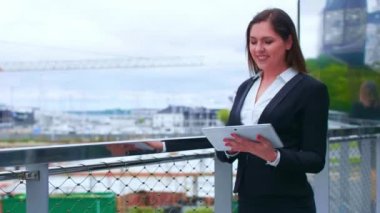 Modern ofis binasının önünde kendine güvenen bir iş kadını. İş, bankacılık, şirket, gayrimenkul ve finansal piyasa kavramı.
