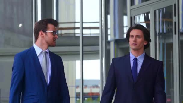 Kendine Güvenen Adamları Modern Ofis Binasının Önünde Konuşuyorlar Adamı Arkadaşı — Stok video