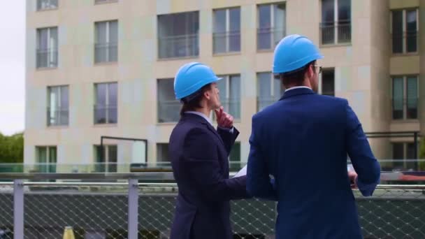 Vastgoedontwikkelaars Helmen Nieuwe Kantoor Constructie Zelfverzekerde Zakenlieden Architecten Die Voor — Stockvideo
