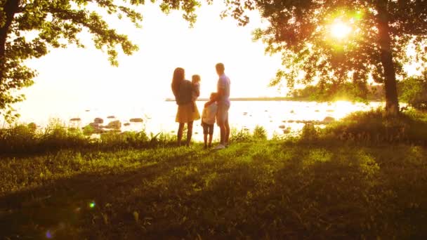 Lycklig Familj Som Går Nära Havet Fält Och Träd Landsbygden — Stockvideo