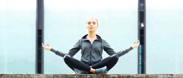 Jovem Forma Menina Morena Desportiva Sportswear Mulher Fazendo Esportes Livre — Fotografia de Stock