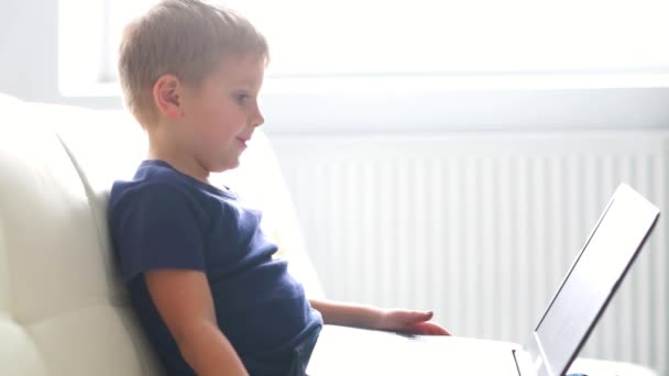 컴퓨터를가지고 소년의 초상화입니다 집에서 노트북으로 매력적인 꼬마입니다 엔터테인먼트 가제트 인터넷 — 비디오