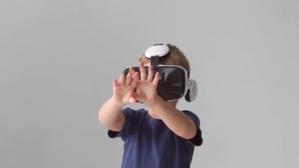 虚拟现实耳机中快乐男孩的肖像 孩子在家里使用Vr护目镜 娱乐技术 未来派小工具和 代概念 — 图库视频影像