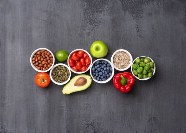 Sağlıklı yiyecekler: taze sebzeler, meyveler ve süper yiyecekler. Beslenme, diyet, vejetaryen gıda konsepti. Somut arkaplan