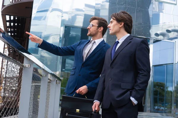 Uomini Affari Fiduciosi Che Parlano Fronte Moderno Edificio Uffici Uomo — Foto Stock