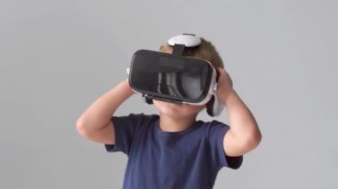 Bir sanal gerçeklik kulaklık mutlu çocuk portresi. VR kullanarak çekici çocuk evde gözlükler. Eğlence teknoloji, fütüristik gadget'lar ve nesil Z kavramı.