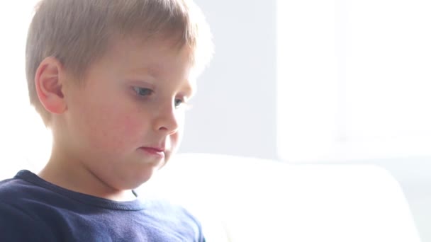 Retrato Niño Feliz Jugando Con Computadora Chico Atractivo Con Portátil — Vídeo de stock