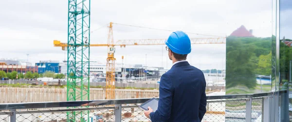 Immobilienentwickler Helm Büroneubau Selbstbewusste Geschäftsleute Oder Architekten Vor Modernen Bürogebäuden — Stockfoto