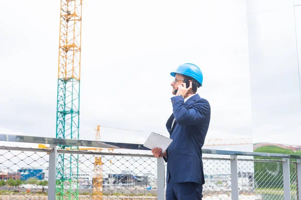 Desarrollador Inmobiliario Casco Nueva Construcción Oficinas Hombres Negocios Arquitectos Confiados — Foto de Stock