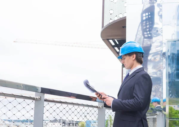 Immobilienentwickler Helm Büroneubau Selbstbewusste Geschäftsleute Oder Architekten Vor Modernen Bürogebäuden — Stockfoto