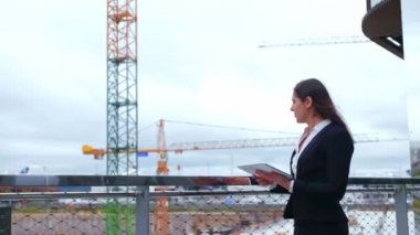 Modern ofis binasının önünde kendine güvenen bir iş kadını. İş, bankacılık, şirket, gayrimenkul ve finansal piyasa kavramı.