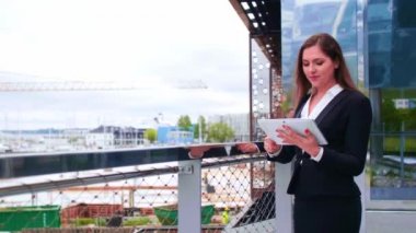 Modern ofis binasının önünde kendine güvenen bir iş kadını. İş, bankacılık, şirket, gayrimenkul ve finansal piyasa kavramı.