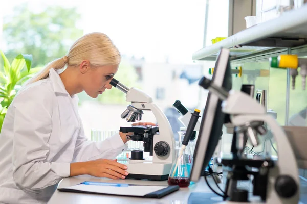 Vědec Pracující Laboratoři Ženský Doktor Dělá Lékařský Výzkum Laboratorní Nástroje — Stock fotografie