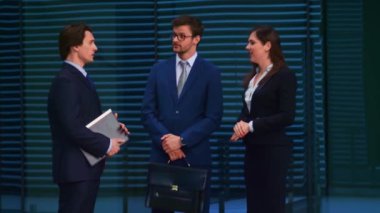 Modern ofis binasının önünde konuşan emin işadamlarının. İşadamlarının ve iş kadınının işi var. Bankacılık, profesyonel iş ve finansal piyasa konsepti.