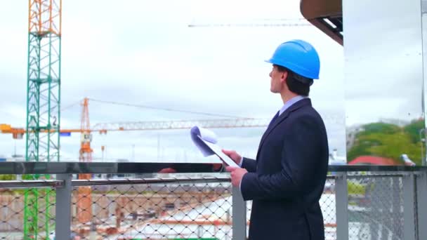 Desarrollador Inmobiliario Casco Nueva Construcción Oficinas Confiado Hombre Negocios Arquitecto — Vídeos de Stock