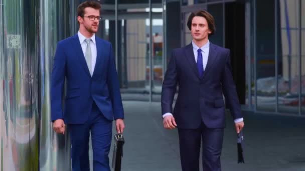 Kendine Güvenen Adamları Modern Ofis Binasının Önünde Konuşuyorlar Adamı Arkadaşı — Stok video