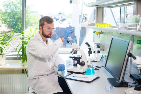Ученый Работает Лаборатории Доктор Проводит Микробиологические Исследования Лабораторные Инструменты Микроскоп — стоковое фото