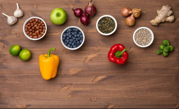 Note di alimentazione: verdure fresche, frutta e superfood. Nutrizione, dieta, concetto di cibo vegano — Foto Stock