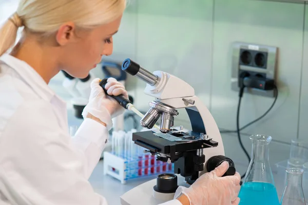 Kobieta Naukowiec Pracuje Nowoczesnym Laboratorium Doktor Podejmowania Badań Mikrobiologii Narzędzia — Zdjęcie stockowe
