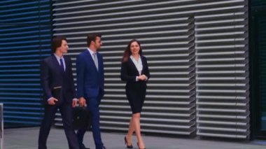 Modern ofis binasının önünde konuşan emin işadamlarının. İşadamlarının ve iş kadınının işi var. Bankacılık, profesyonel iş ve finansal piyasa konsepti.