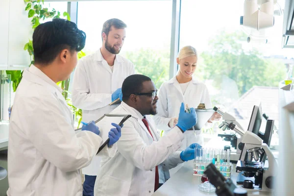 Forskare Och Studenter Som Arbetar Labb Läkare Lär Praktikanter Att — Stockfoto