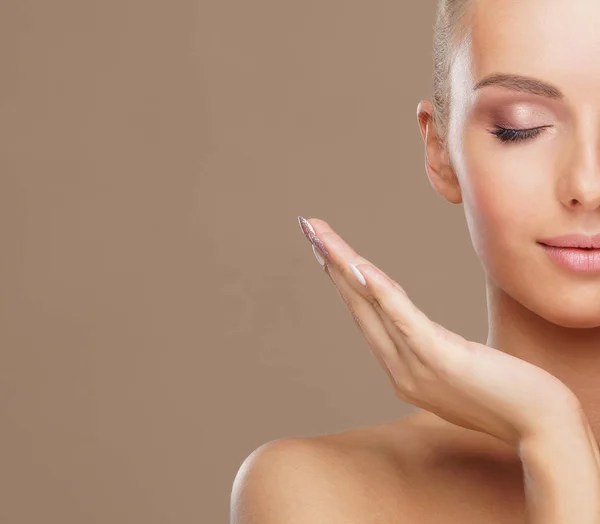 Hermosa Cara Mujer Joven Saludable Cuidado Piel Cosméticos Maquillaje Cutis —  Fotos de Stock