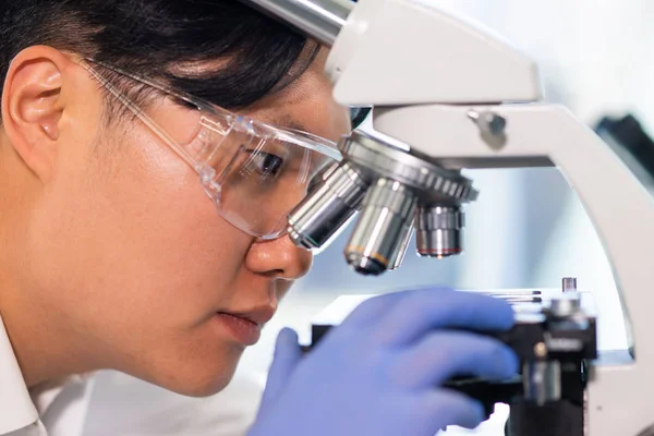 Scientifique Travaillant Labo Médecin Asiatique Faisant Recherche Médicale Outils Laboratoire — Photo