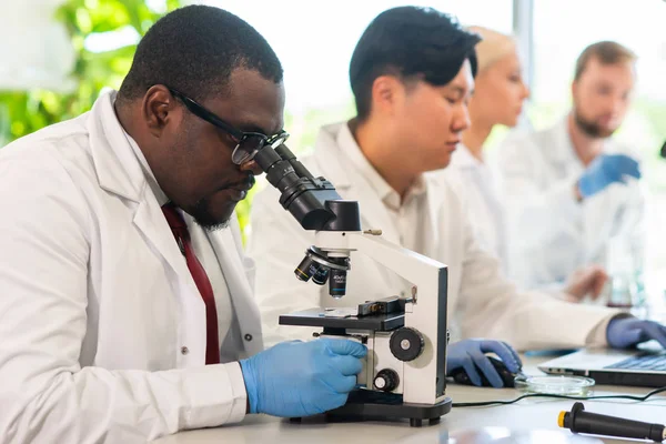 Cientista Estudantes Que Trabalham Laboratório Médico Estagiário Ensino Para Fazer — Fotografia de Stock