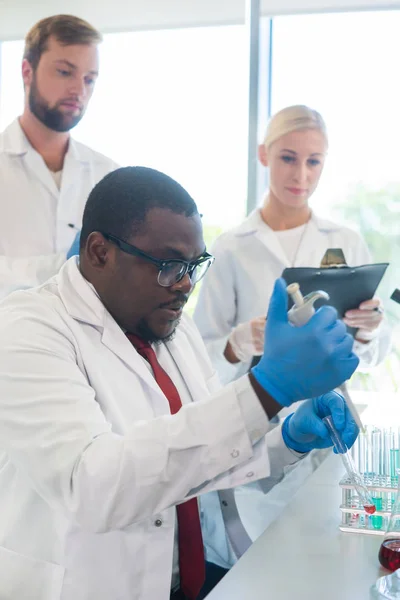 Tudós Diák Dolgozik Laborban Orvos Gyakornokokat Tanít Hogy Vért Analizáljanak — Stock Fotó