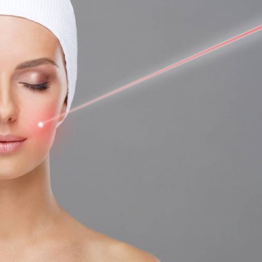 Doktor lazer ışını kullanarak benleri kaldırıyor. Genç bir kadının güzellik portresi. Doğum lekesi kaldırma, plastik cerrahi, cilt kaldırma ve estetik tıp konsepti.
