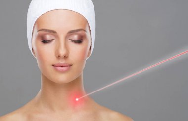 Doktor lazer ışını kullanarak benleri kaldırıyor. Genç bir kadının güzellik portresi. Doğum lekesi kaldırma, plastik cerrahi, cilt kaldırma ve estetik tıp konsepti.