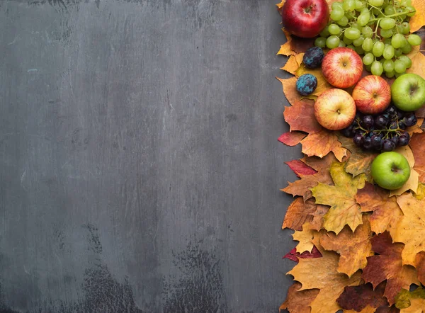 Saisonaler Herbst Hintergrund Rahmen Aus Bunten Ahornblättern Trauben Pfirsichen Nektarinen — Stockfoto