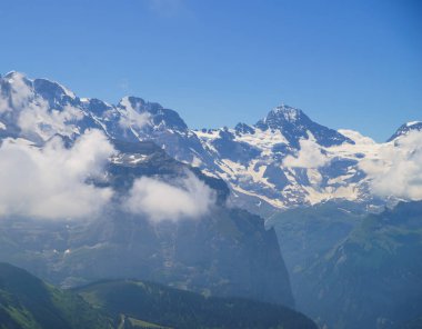 Dağ doruklarına arka plan manzara. Lauterbrunnen, Jungfrau, Bernese highland. Alpler, turizm yolculuk yürüyüş kavramı
