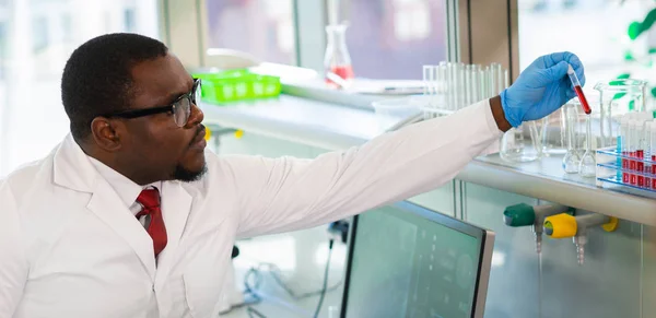 在研究实验室工作的非洲裔医生 科学助理做药物实验 实验室工具 显微镜 生物化学 — 图库照片