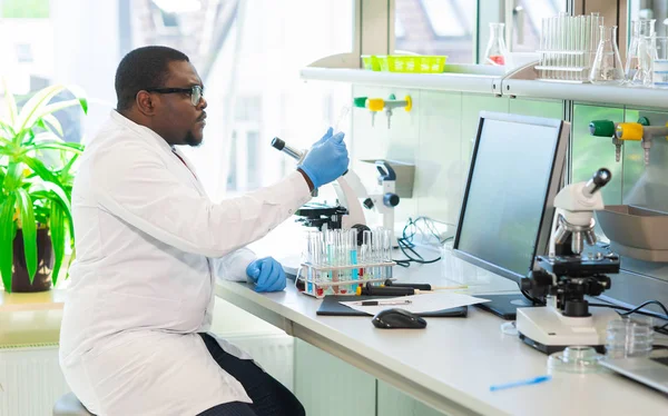 Scientifique Afro Américain Travaillant Dans Labo Médecin Masculin Faisant Recherche — Photo