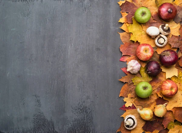 Saisonaler Herbst Hintergrund Rahmen Aus Bunten Ahornblättern Und Herbsternte Über — Stockfoto