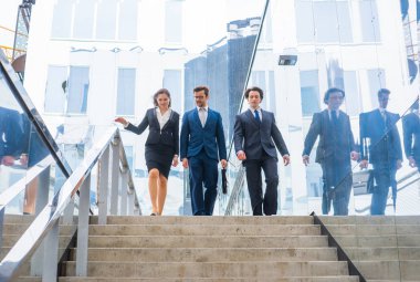 Modern ofis binasının önünde konuşan emin işadamlarının. İşadamlarının ve iş kadınının işi var. Bankacılık, profesyonel iş ve finansal piyasa konsepti.