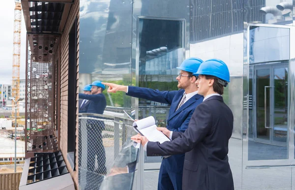 Immobilienentwickler Helmen Büroneubau Selbstbewusste Geschäftsleute Und Architekten Gespräch Vor Modernen — Stockfoto