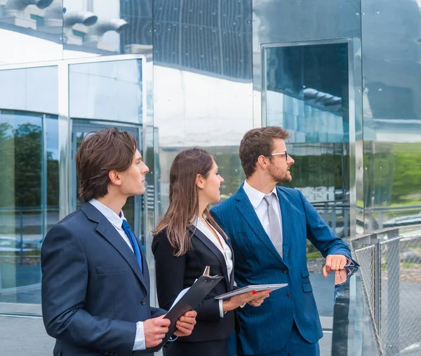 Selbstbewusste Geschäftsleute Unterhalten Sich Vor Modernen Bürogebäuden Geschäftsleute Und Geschäftsfrau — Stockfoto