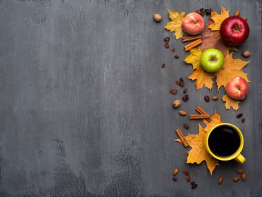 Mevsimlik sonbahar arka planı. Renkli akçaağaç yaprakları ve gri üzerinde sıcak kahve bir fincan Çerçeve.