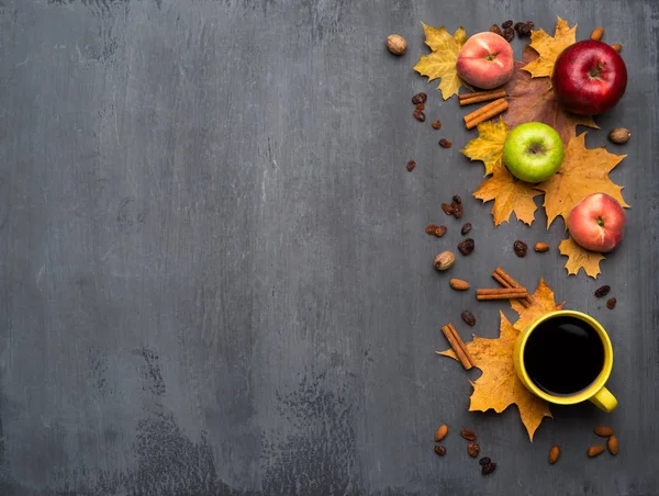 Saisonaler Herbst Hintergrund. Rahmen aus bunten Ahornblättern und einer Tasse heißen Kaffees über Grau. — Stockfoto