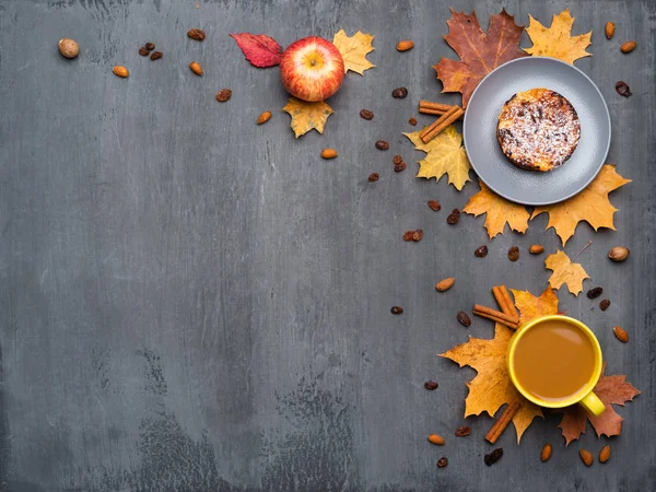 Saisonaler Herbst Hintergrund. Rahmen aus bunten Ahornblättern und einer Tasse Heißgetränk, Kaffee, Latte oder Cappuccino, Muskatnuss, Kuchen, Apfel und Zimt über Grau. — Stockfoto