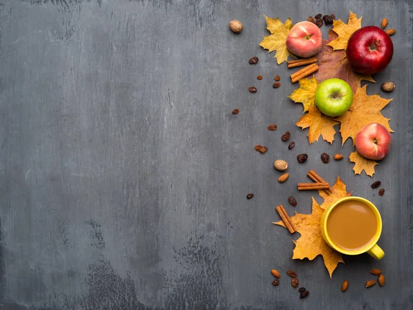 Saisonaler Herbst Hintergrund. Rahmen aus bunten Ahornblättern, Pfirsichen und Äpfeln über Grau — Stockfoto