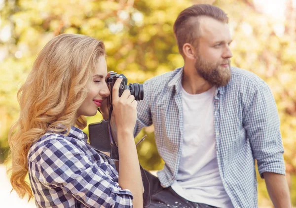 男と女の屋外の日付を持ちます。女の子ウィット写真カメラと彼氏. — ストック写真